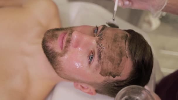 Lors Visite Spa Homme Reçoit Traitement Facial Qui Comprend Nettoyage — Video