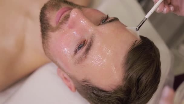 Muž Podstupuje Lázních Ošetření Obličeje Zaměřením Nos Tvář Oko Řasu — Stock video
