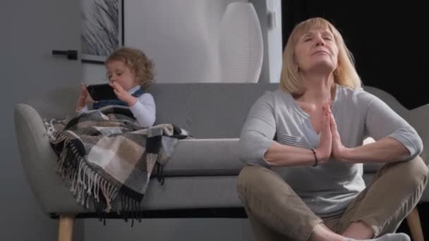 Una Donna Seduta Meditazione Mentre Bambino Seduto Una Sedia Accanto — Video Stock