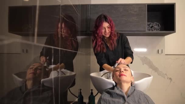 Kadeřnické Procedury Salónu Krásy Kadeřník Myje Klientovi Vlasy Pod Umyvadlem — Stock video