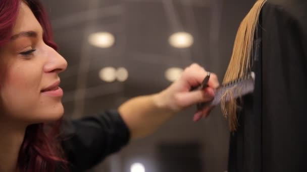 Zbliżenie Fryzury Długich Blond Włosów Młody Fryzjer Obcina Włosy Pomocą — Wideo stockowe