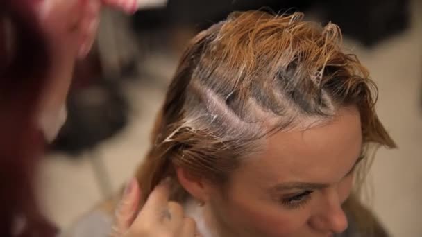 Coloration Des Cheveux Blonds Aide Peigne Pinceau Par Les Mains — Video