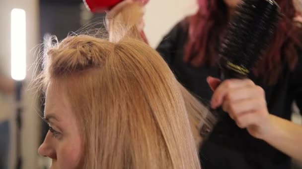 Kadeřnice Práci Kadeřnice Dívka Styling Ženy Dlouhé Krásné Blond Vlasy — Stock video