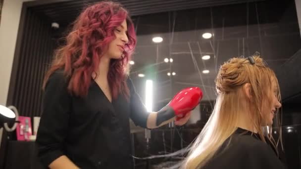 Fryzjer Suszy Długie Blond Włosy Suszarką Włosów Okrągłą Szczotką Salonie — Wideo stockowe