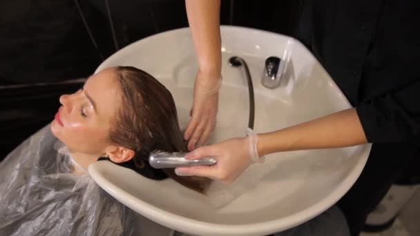 Перукарня Миє Жіночу Голову Перукарні Миття Голови Професійними Засобами Волосся — стокове відео