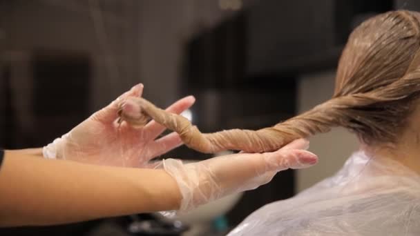 Proces Farbowania Blond Włosów Ręce Fryzjera Przekręcają Włosy Bułkę Jednolity — Wideo stockowe