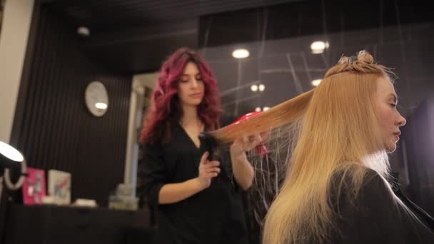 Fryzjerka Pracy Fryzjer Dziewczyna Jest Stylizacja Kobiet Długie Piękne Blond — Wideo stockowe