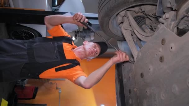 Een Man Het Repareren Van Een Voertuig Een Garage Werken — Stockvideo