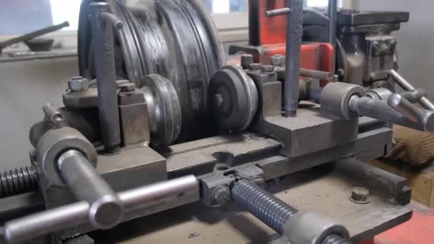Eine Werkzeugmaschine Für Autoreifen Steht Auf Einem Metalltisch Einem Technikraum — Stockvideo