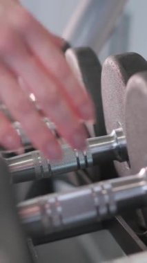 Salon binasında, metalden yapılmış ve otomotiv dış etkinliğinin yanına yerleştirilmiş halterler düzgünce düzenlenir. Her dambılın mühendisliği dayanıklılık sağlar.