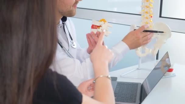 Використовуючи Модель Хребта Лікар Ділиться Інформацією Пацієнтом Жестикулюючи Великим Пальцем — стокове відео