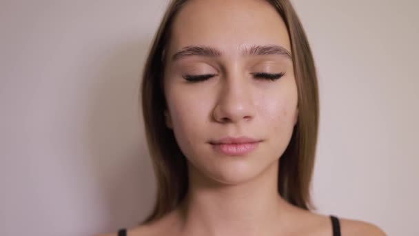 Primo Piano Volto Femminile Con Gli Occhi Chiusi Mostrando Naso — Video Stock
