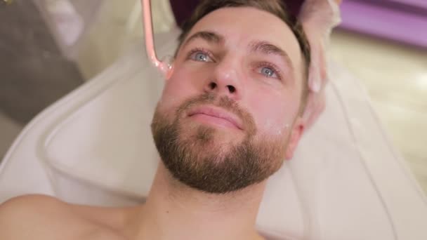 Homem Com Barba Está Recebendo Tratamento Facial Spa Com Foco — Vídeo de Stock