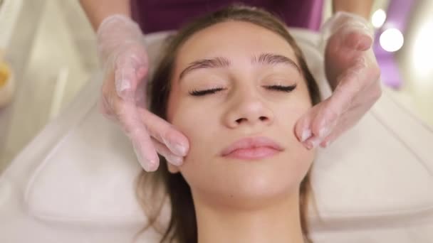 Una Mujer Está Disfrutando Tratamiento Facial Spa Con Una Máscara — Vídeo de stock