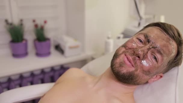 Hombre Está Acostado Una Cama Con Una Máscara Cubriéndose Cara — Vídeos de Stock