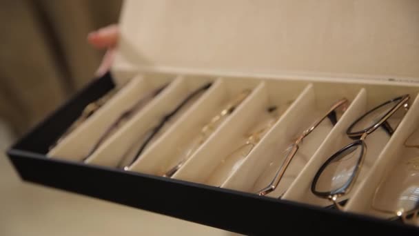 Κοντινό Πλάνο Ενός Κουτιού Πολλά Γυαλιά Που Κρατάει Ένα Γυναικείο — Αρχείο Βίντεο