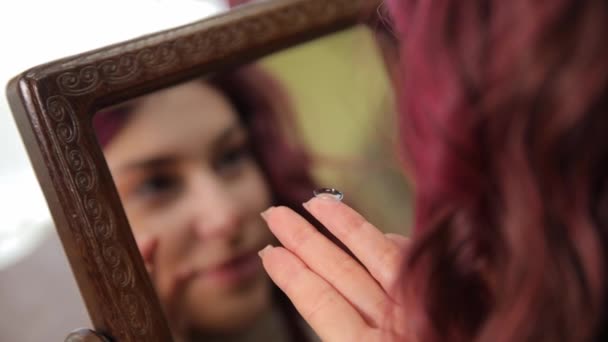 Una Joven Con Hermoso Pelo Rizado Pone Lentes Frente Espejo — Vídeos de Stock