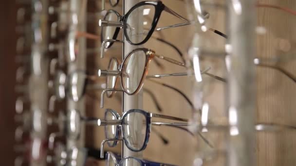 Rad Glasögon Optiker Glasaffär Ett Stativ Med Glasögon Specialiserad Optikbutik — Stockvideo
