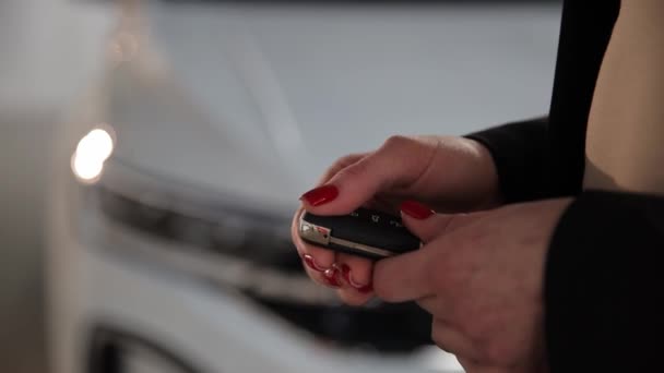 Жінка Жестикулює Пальцем Тримаючи Ключ Автомобіля Перед Дверима Транспортного Засобу — стокове відео