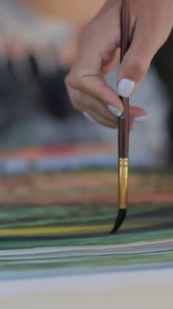 Osoba Używa Palca Kciuka Trzymania Pędzla Podczas Malowania Papierze Papier — Wideo stockowe