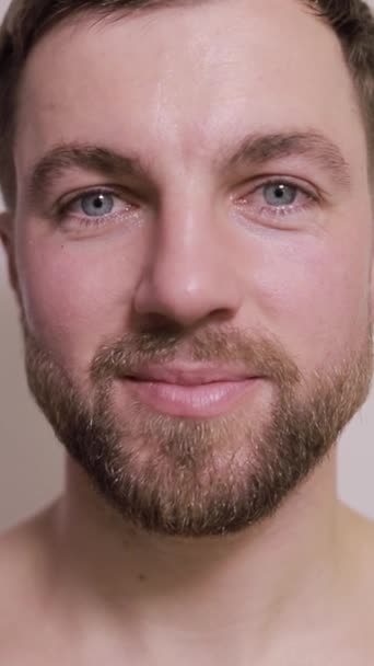 Close Mans Face Beard Blue Eyes Featuring His Forehead Nose — Stock Video