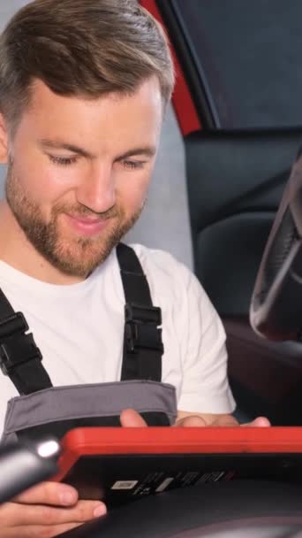 Pria Dengan Jenggot Menggunakan Komputer Tablet Dalam Mobil Rahangnya Mengepal — Stok Video