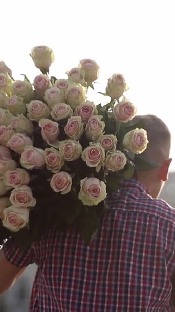 Homme Transporte Bouquet Roses Roses Hybride Sur Son Dos Mettant — Video