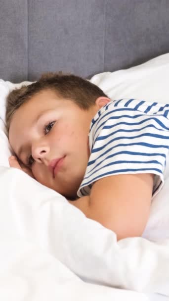Молодий Хлопчик Мирно Спить Ліжку Білими Простирадлами Його Ніс Злегка — стокове відео