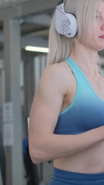 Femeie Care Poartă Cămașă Fără Mâneci Îmbrăcăminte Sportivă Antrenează Bandă — Videoclip de stoc