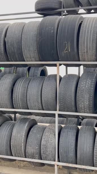 Una Pila Neumáticos Automoción Hechos Materiales Compuestos Está Ordenada Cuidadosamente — Vídeo de stock