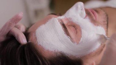 Yüzünde beyaz bir maskeyle yüz bakımı yaptıran kedi gibi karasal bir hayvan. Bıyıkları ve kürkü etkinliğe katkı sağlıyor. Spa gününün tadını çıkaran bir etobura benziyor.