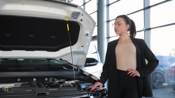 Žena Stojí Před Motorovým Vozidlem Otevřenou Kapotou Zkoumá Motor Její — Stock video