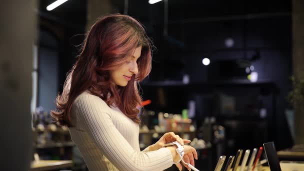 Тонка Красива Дівчина Красивим Волоссям Налаштовує Apple Watch Цифровому Магазині — стокове відео