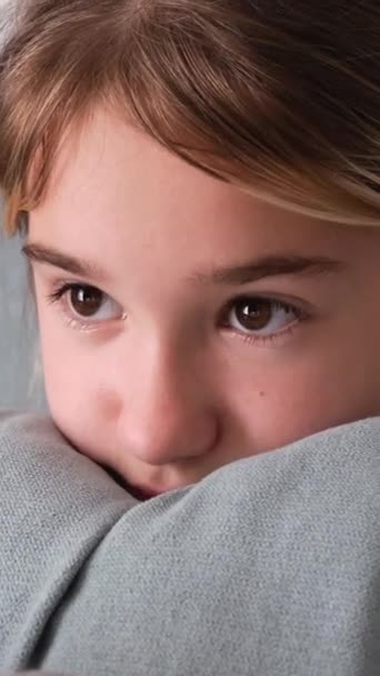 Видеоклип Изображением Лица Ребенка Показывает Хорошо Известный Логотип Компании Покрывающий — стоковое видео