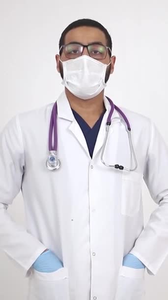 Profissional Médico Uma Camisa Uniforme Com Mangas Arregaçadas Colarinho Estampado — Vídeo de Stock