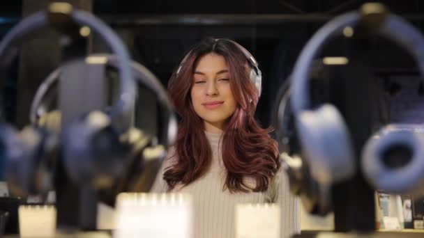 Close Girl Beautiful Hair Big Headphones Her Head Girl Chooses — Stock Video
