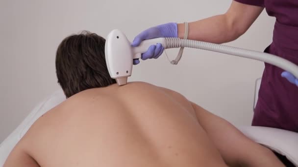 Ein Mann Erhält Eine Laser Haarentfernung Auf Dem Rücken Eine — Stockvideo
