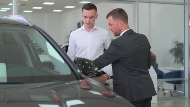 Profesionální Mladý Obchodní Poradce Radí Mladému Muži Aby Koupil Auto — Stock video