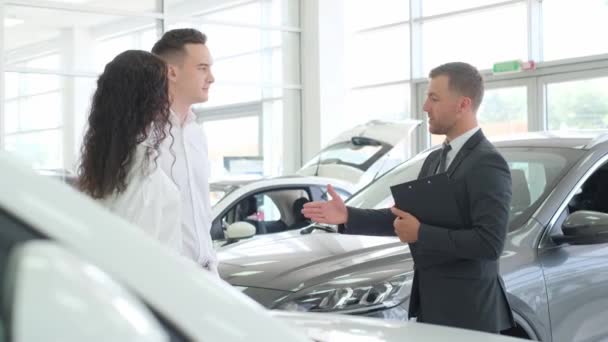 Молода Пара Купила Нову Машину Автосалоні Успішна Угода Купівлі Автомобіля — стокове відео