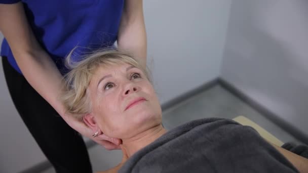 Spa Bir Kadın Boyun Masajı Yaptırıyor Terapistlerin Yetenekli Elleri Kasları — Stok video