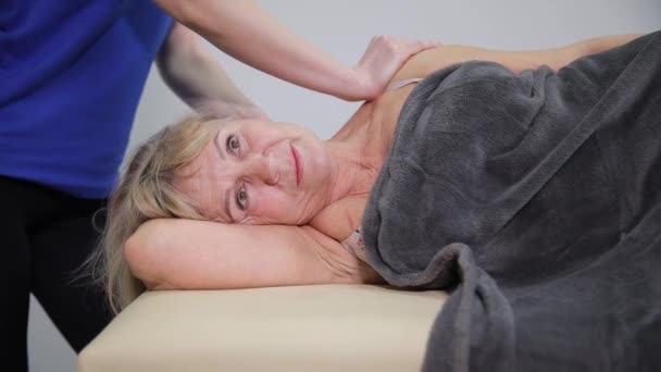 Una Donna Che Indossa Asciugamano Riceve Massaggio Confortante Tavolo Sentendosi — Video Stock