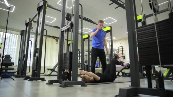 Homem Está Construindo Aptidão Física Ajudando Uma Mulher Com Exercícios — Vídeo de Stock