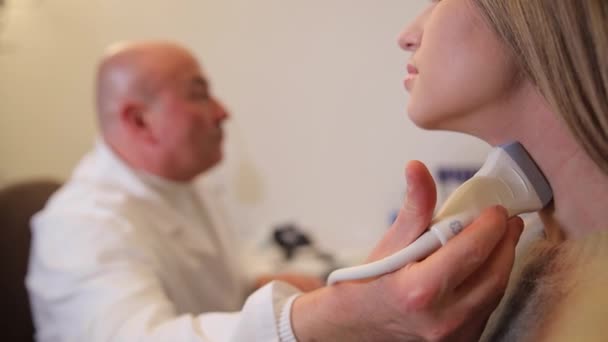 Wanita Muda Berambut Panjang Selama Diagnosis Ultrasonografi Kelenjar Tiroid Kantor — Stok Video
