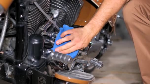Hombre Está Limpiando Una Llanta Vehículos Motor Con Paño Neumático — Vídeo de stock