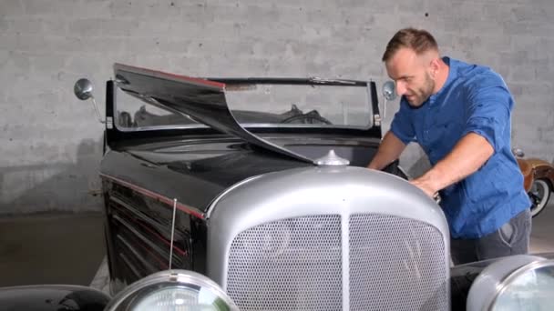 Homme Travaille Sur Vieux Véhicule Dans Garage Concentrant Sur Capot — Video