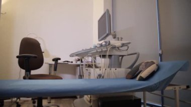 Ultrason tanılama ofisi çalışıyor. Kaliteli vücut muayenesi için ekipmanı olan modern bir ofis resmi