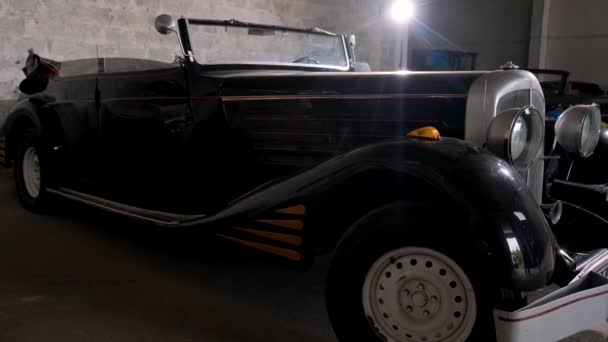 Stary Czarny Samochód Zużytymi Oponami Zakurzonymi Kołami Jest Zaparkowany Garażu — Wideo stockowe