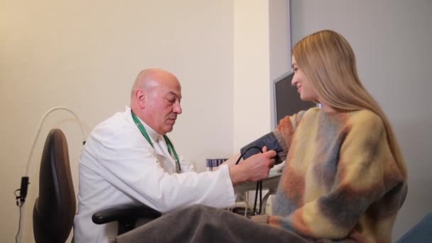 Doświadczony Lekarz Mierzy Ciśnienie Krwi Młodej Dziewczyny Dziewczyna Wizytę Endokrynologa — Wideo stockowe