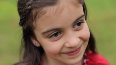 Doğada yürürken gülümseyen mutlu küçük kız. Yüksek kalite 4k görüntü