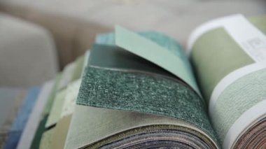 Video, kumaş örnekleri ve ruloların yakın çekimlerini, halı resimli bir kitaba yakınlaşmalarını, farklı tipleri göstermelerini gösteriyor. Tasarımda malzemelerin çeşitliliğini ve dokusunu vurgular